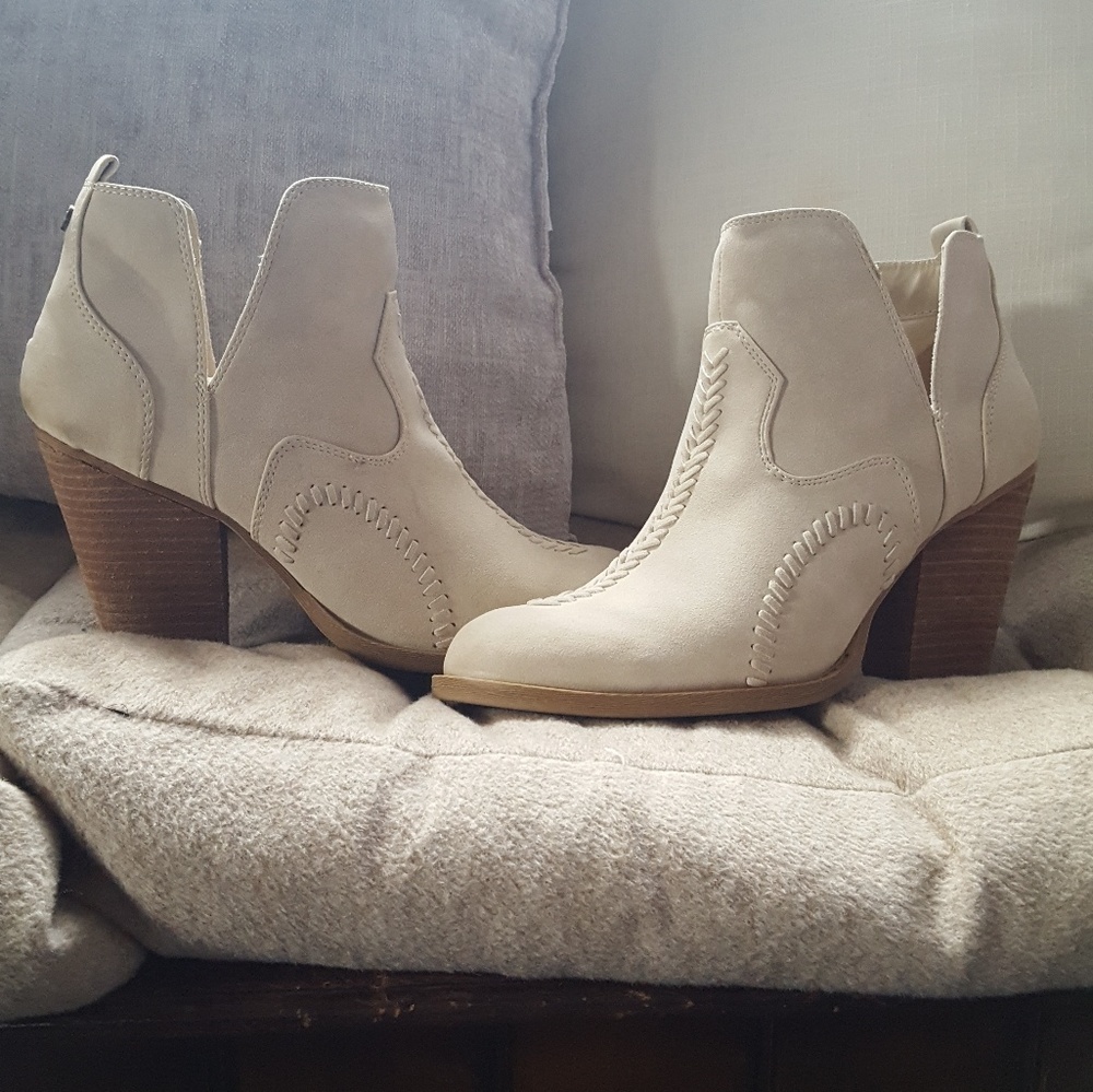 Daisy Fuentes Cream booties